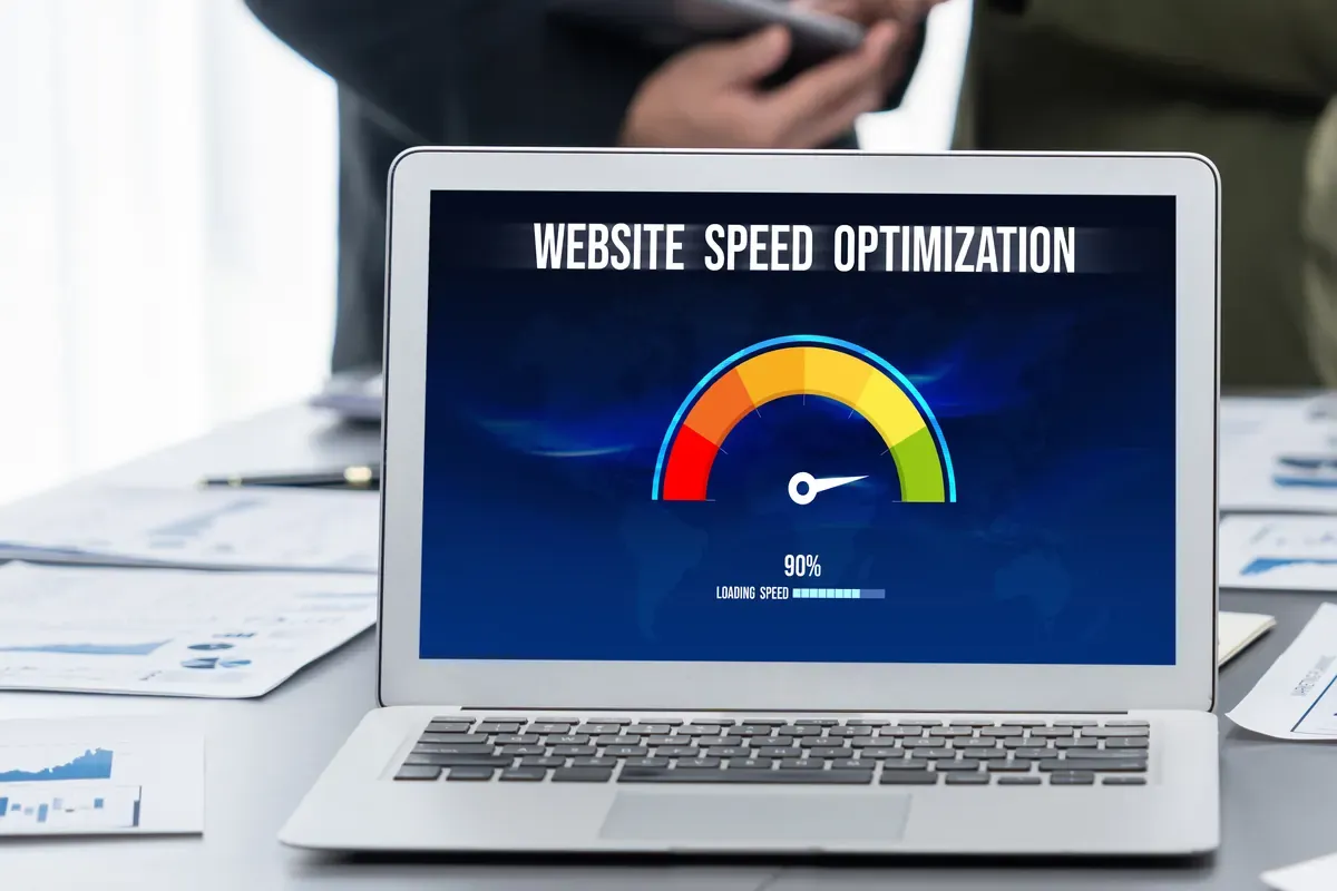 Toplantı masasındaki dizüstü bilgisayar ekranında web sitesi hız optimizasyonu göstergesi